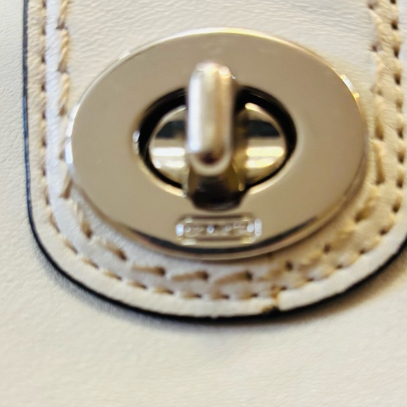 Coach Buttery Soft Leather Turn Lock Wallet EUC - Picture 5 of 15